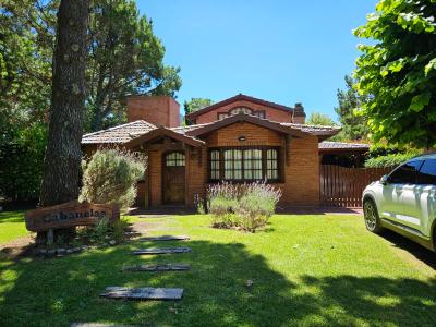 Casa en alquiler en Valeria del Mar. 4 ambientes, 2 baños y capacidad de 1 a 6 personas. A 250 m de la playa