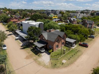 Complejo de Dptos en alquiler en Valeria del Mar. 2 ambientes, 1 baño y capacidad de 2 a 4 personas. A 50 m de la playa