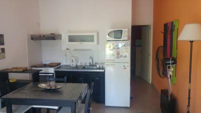 Departamento en alquiler en Valeria del Mar. 2 ambientes, 1 baño y capacidad de 1 a 3 personas. A 350 m de la playa