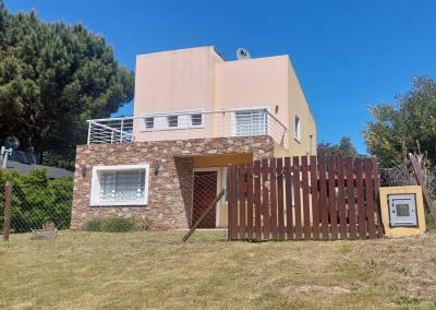 Casa en alquiler en Valeria del Mar. 4 ambientes, 2 baños y capacidad de 2 a 6 personas. 