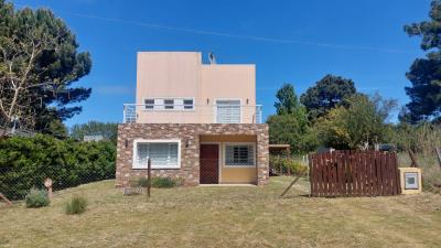 Casa en alquiler en Valeria del Mar. 4 ambientes, 2 baños y capacidad de 2 a 6 personas. 