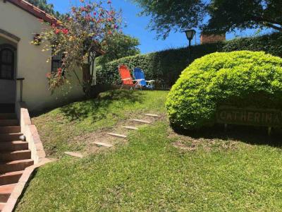 Casa en alquiler en Valeria del Mar. 4 ambientes, 3 baños y capacidad de 5 a 7 personas. A 450 m de la playa