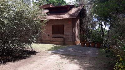 Casa en alquiler en Valeria del Mar. 3 ambientes, 2 baños y capacidad de 2 a 5 personas. A 400 m de la playa