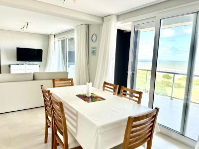 Departamento en alquiler en Valeria del Mar. 3 ambientes, 2 baños y capacidad de 2 a 6 personas. A 50 m de la playa