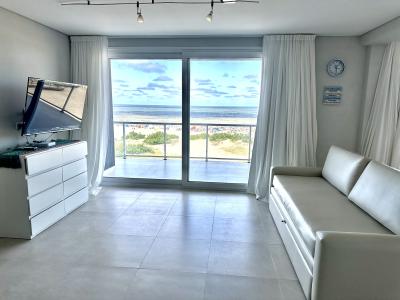 Departamento en alquiler en Valeria del Mar. 3 ambientes, 2 baños y capacidad de 2 a 6 personas. A 50 m de la playa