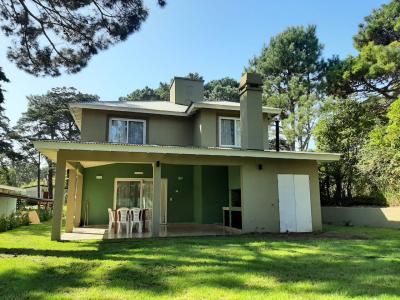 Casa en alquiler en Valeria del Mar. 6 ambientes, 4 baños y capacidad de 9 a 15 personas. A 250 m del centro