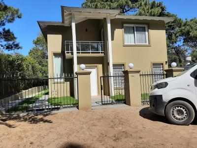 Casa en alquiler en Valeria del Mar. 6 ambientes, 4 baños y capacidad de 9 a 15 personas. A 250 m del centro